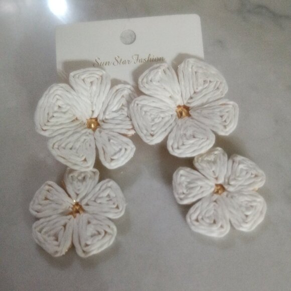 Large flower earrings in two colors - Picture 1 of 2